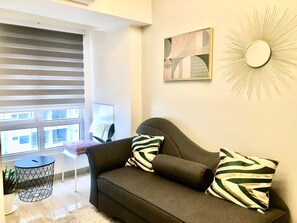 TV, Netflix, streaming services - Beautiful Service Apartment (Quezon City)