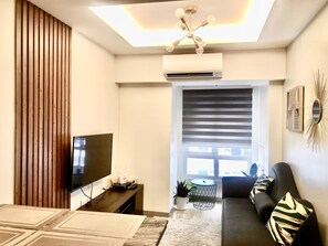 TV, Netflix, streaming services - Beautiful Service Apartment (Quezon City)