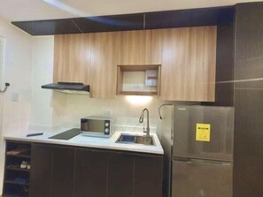 Rice cooker, dining tables - Beautiful Service Apartment (Quezon City)