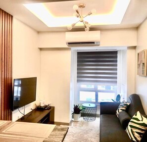 TV, Netflix, streaming services - Beautiful Service Apartment (Quezon City)