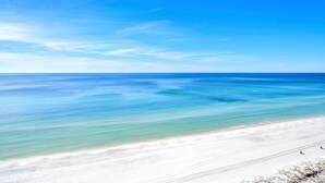 Ein Strand mit klarem, blauem Wasser und einem sandigen Ufer.