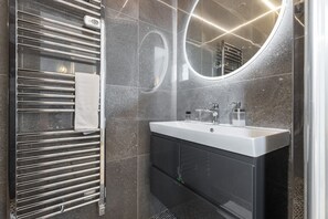 Dusche, Haartrockner, Handtücher