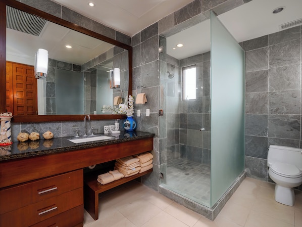 Doccia, asciugacapelli, bidet, asciugamani