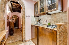 Geladeira, micro-ondas, cooktop, chaleira elétrica