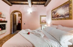 1 quarto, ferros/tábuas de passar roupa, berço de viagem
