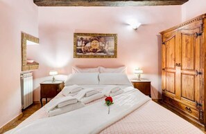1 quarto, ferros/tábuas de passar roupa, berço de viagem