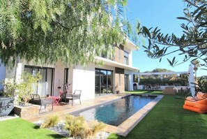 Een buitenzwembad en een verwarmd zwembad