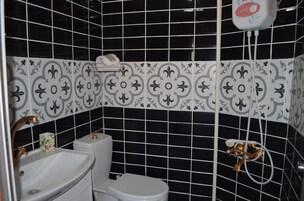 Quarto casal standard | Banheiro | Chuveiro, chuveiro com efeito de chuva, secador de cabelo