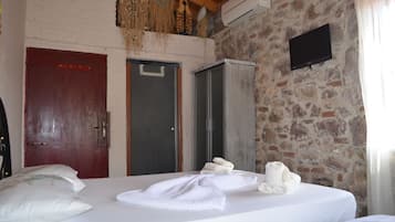 Habitación triple estándar | Ropa de cama de alta calidad, wifi gratis, ropa de cama