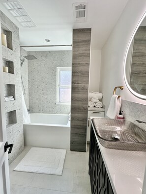 Tina con regadera, amenidades de baño ecológicas, secadora de cabello 