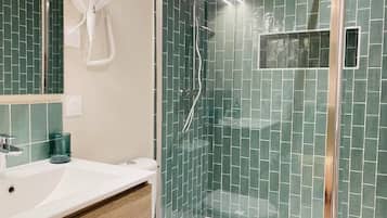 Douche, sèche-cheveux, serviettes fournies, savon