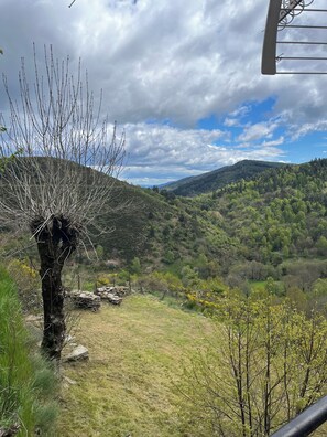 Eine Berglandschaft mit blauem Himmel.