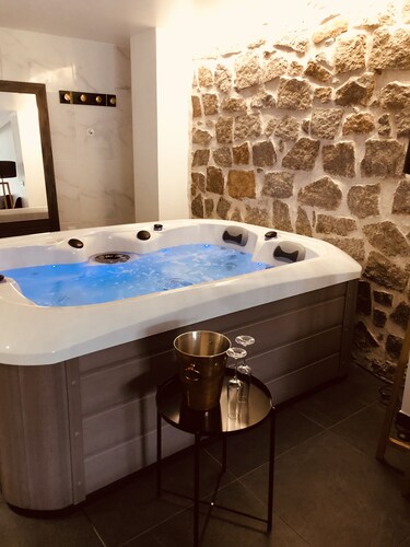 Suite with private jacuzzi in Corsica
