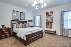 4 Schlafzimmer, Schreibtisch, Bügeleisen/Bügelbrett