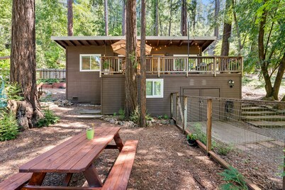 Faeya Grove - Charming Family Getaway! Remodeled, short drive to Russian River.