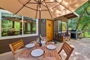 Outdoor dining - Faeya Grove - Charming Family Getaway! Remodeled, short drive to Russian River. (Forestville)
