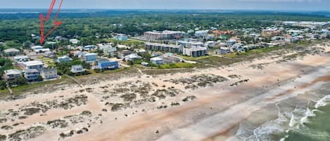 Una playa cerca, sillas reclinables de playa, toallas de playa