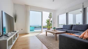 Smart TV, chimenea, estéreo