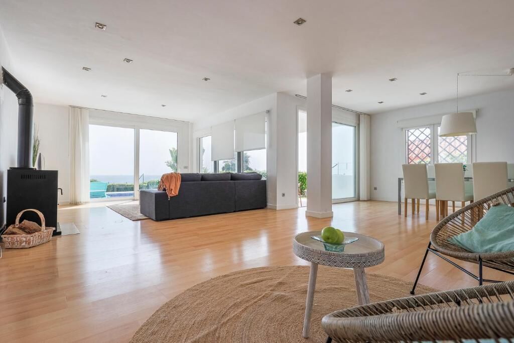 Smart TV, chimenea, estéreo