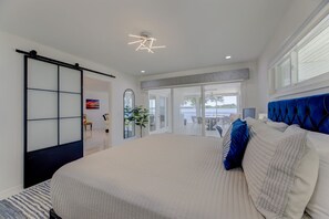 3 habitaciones, escritorio y tabla de planchar con plancha