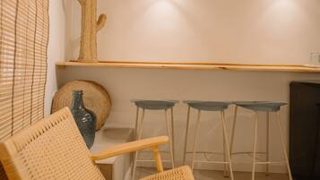 Estudio, baño en la habitación | Servicios de la habitación