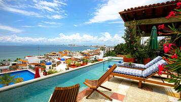 Kolam renang outdoor, dengan payung kolam renang dan kursi berjemur