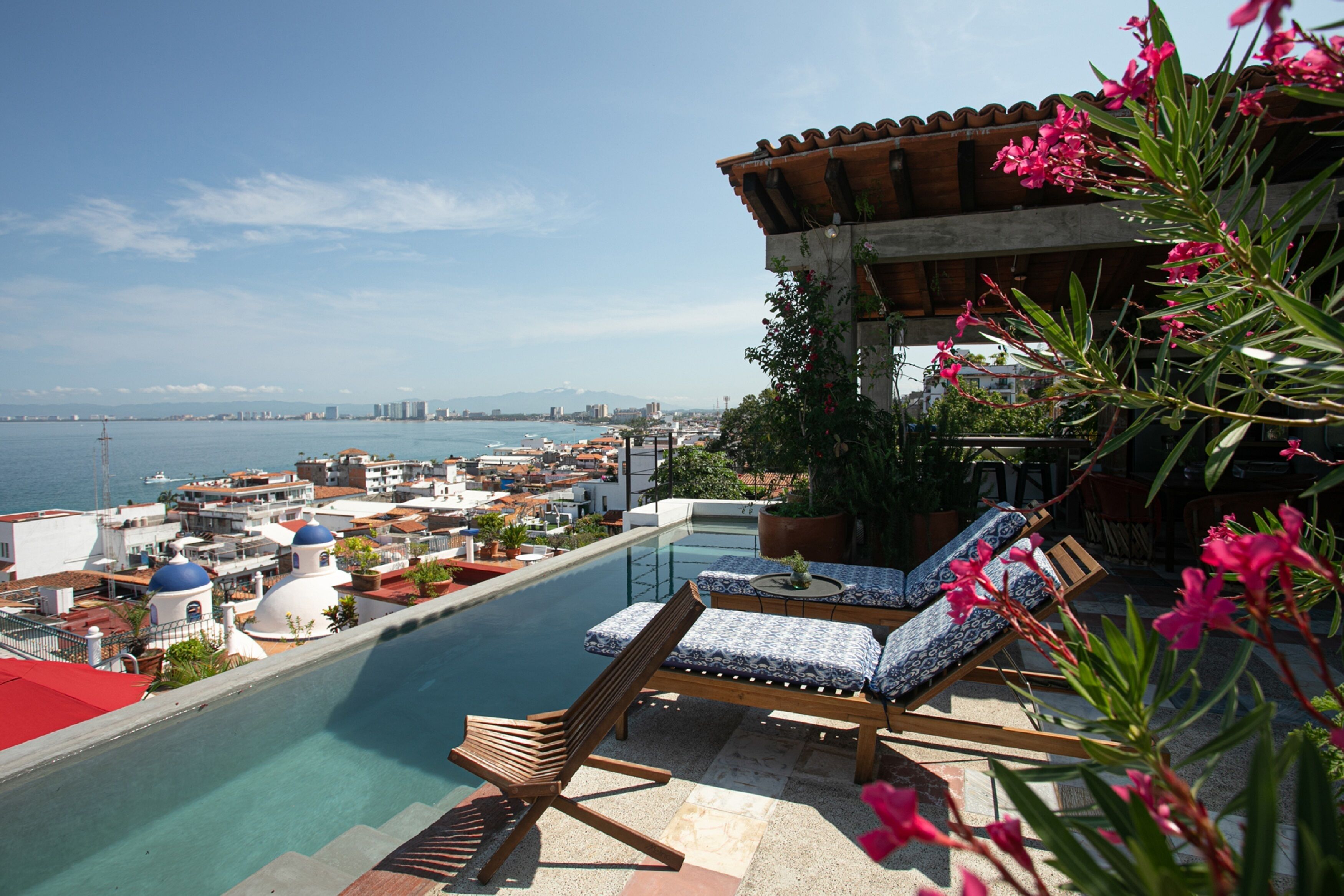 Ulkouima-allas, aurinkovarjoja, aurinkotuoleja