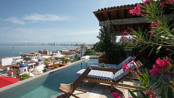 Kolam renang outdoor, dengan payung kolam renang dan kursi berjemur