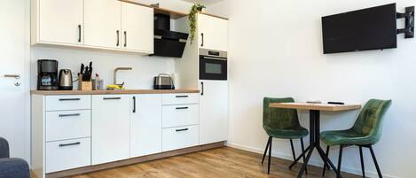 Fridge, microwave, stovetop, dishwasher