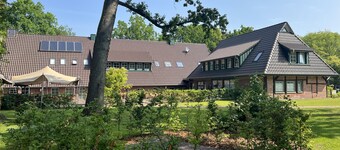 The approx. 45 m² large and very chic 2-room apartment for 1 to 2 persons is located on the Klosterhof Aue in Bad Zwischenahn.