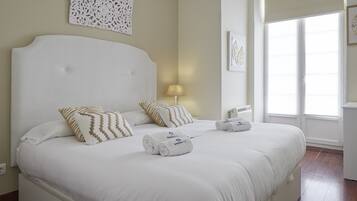 Tabla de planchar con plancha, wifi gratis, ropa de cama