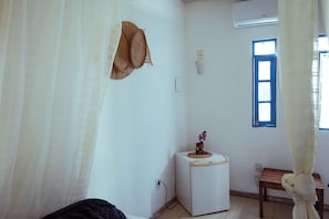 Chalé Arara Azul | Literie de qualité, lit avec matelas à plateau-coussin, minibar
