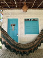 Chalé Tamandua Bandeira | Premium bedding, pillowtop beds, minibar, individually decorated