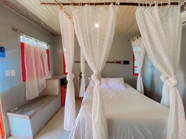 Ropa de cama de alta calidad, colchones con pillow-top y minibar 