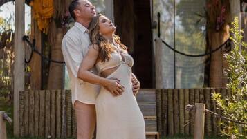 Roupas de cama premium, camas com colchões pillow-top, frigobar