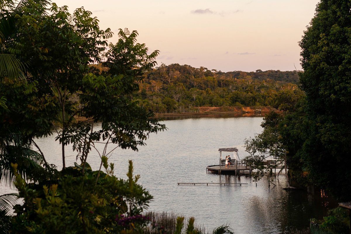 Um lago com um píer e um coreto.