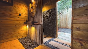 Phòng phong cách lãng mạn | Bộ đồ giường cao cấp, nệm có lớp đệm bông, minibar