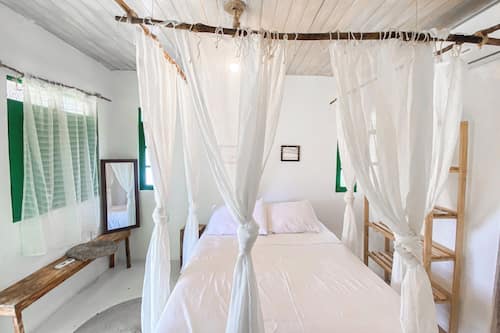 Chalé Lobo Guara | Roupas de cama premium, camas com colchões pillow-top, frigobar