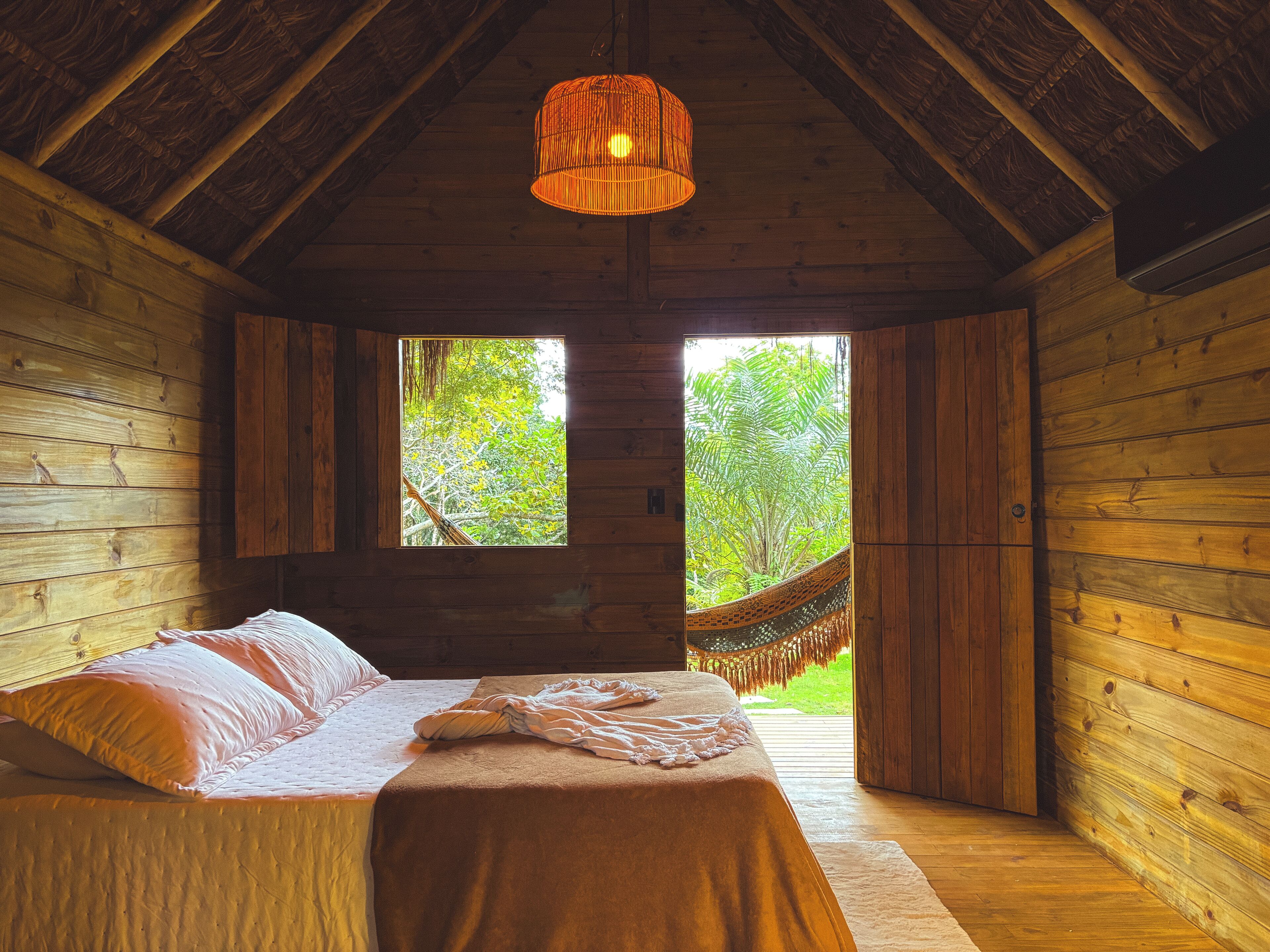 Ropa de cama de alta calidad, colchones con pillow-top y minibar 