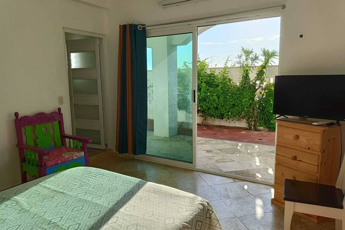 Habitación Coral | Camas Select Comfort, espacio para trabajar con laptop y wifi gratis 