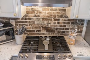 Fridge, microwave, oven, stovetop - Relax and Unwind 4BR Hot Tub All You Need (Redding)