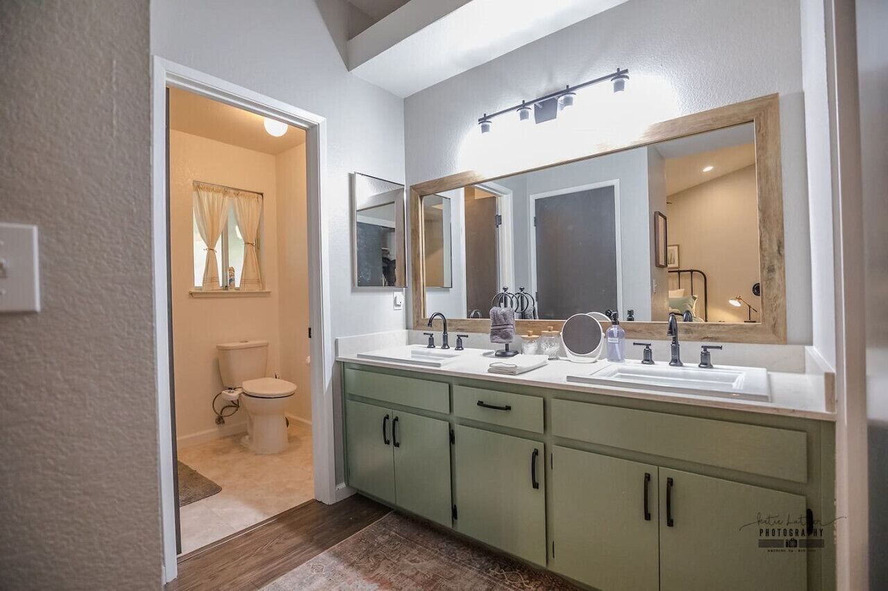 Combined shower/bathtub, hair dryer, towels, shampoo