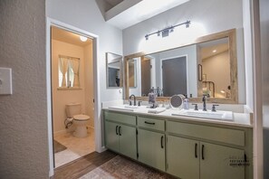 Combined shower/bathtub, hair dryer, towels, shampoo