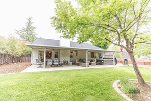 Outdoor dining - Relax and Unwind 4BR Hot Tub All You Need (Redding)