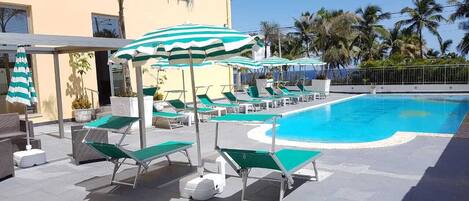 Piscine extérieure, parasols de plage
