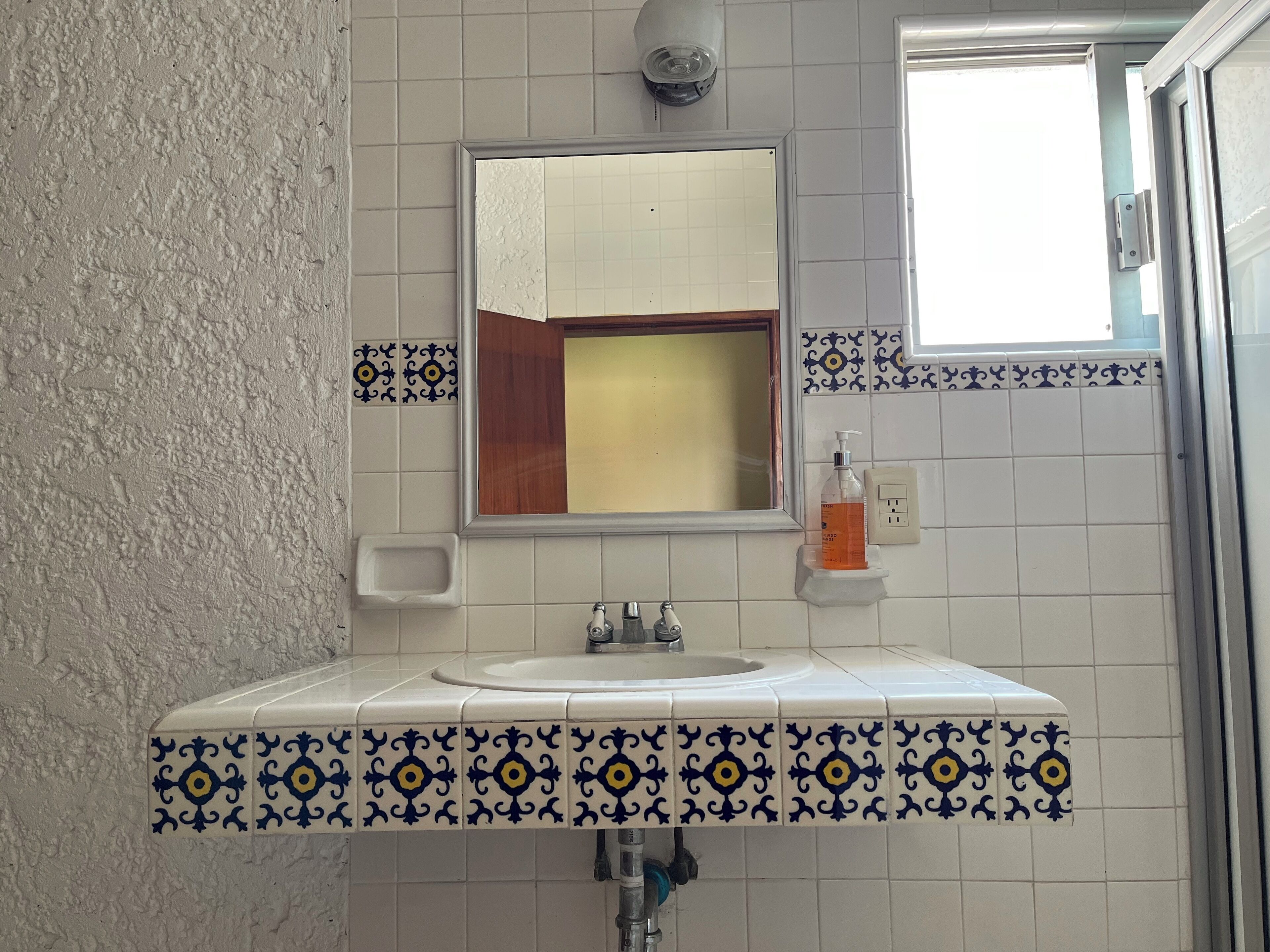 Virgilio Arriva | Baño | Regadera, toallas, jabón, shampoo 