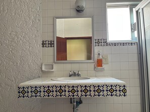 Virgilio Arriva | Bathroom | Shower, towels, soap, shampoo