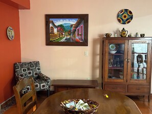 Virigilio abajo | Servicio de comidas en la habitación