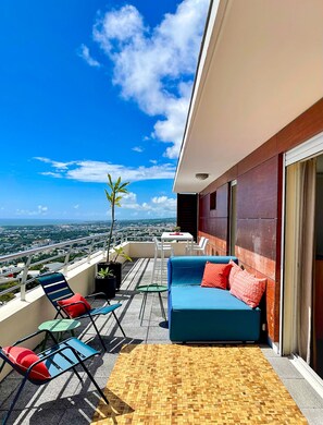 Outdoor dining - Le Pétrel dans les Nuages - Panoramic terrace over the Indian Ocean and St-Denis (Saint-Denis)