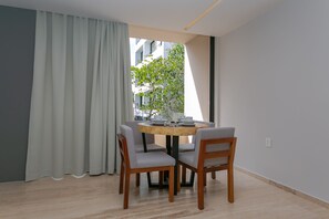 豪華開放式客房 | 客房內保險箱、筆電工作空間、免費無線上網、床單